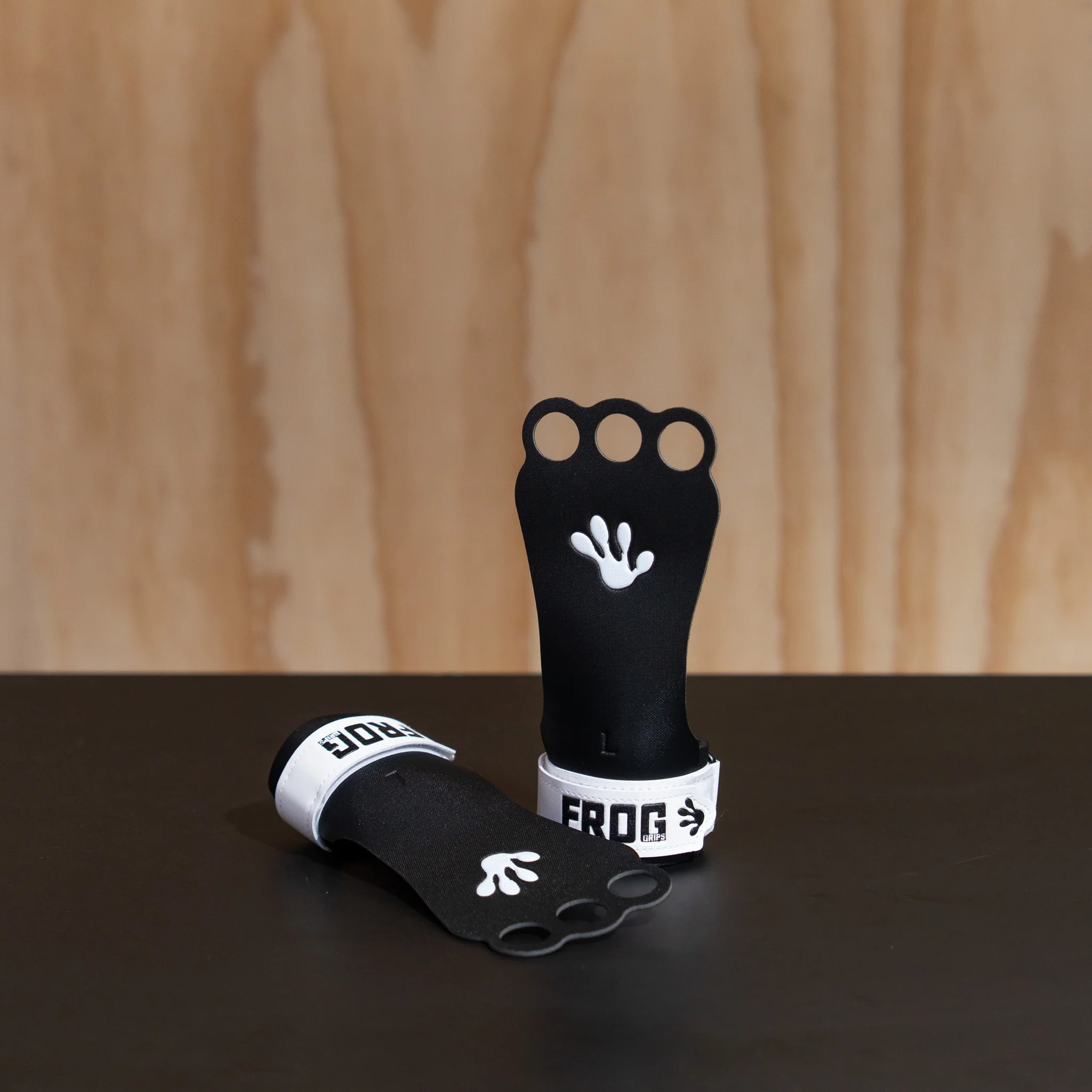 FROG GRIPS® BASE FINGERHOLE - White/Black - Image 7