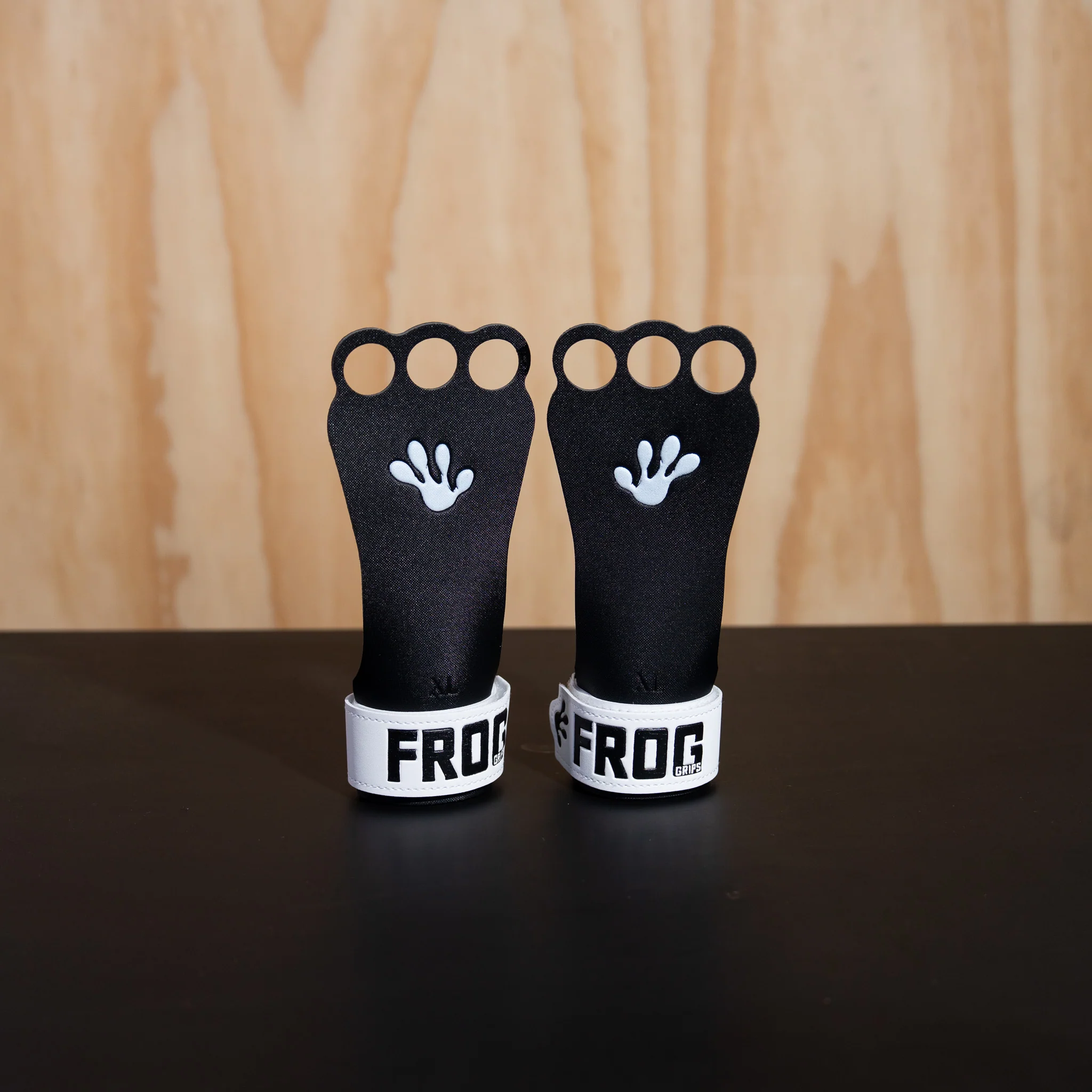FROG GRIPS® BASE FINGERHOLE - White/Black - Image 8
